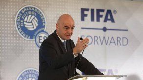 Fiscal suizo que investiga a la FIFA se reunió en secreto con Infantino