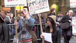 Trump es recibido con sendas protestas por inmigrantes en Nueva York