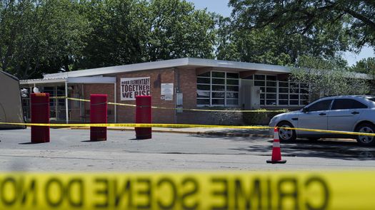 En la planificación de la matanza del 24 de mayo, recopiló artículos sobre el tiroteo en un supermercado de Buffalo, Nueva York, y participó en un videojuego con un joven estudiante mientras le preguntaba sobre el horario escolar.