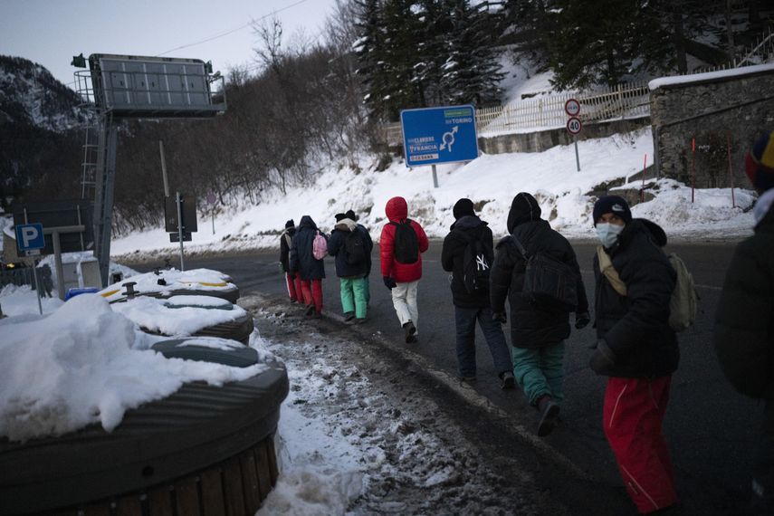 Los trabajadores humanitarios temen que los afganos más acostumbrados a las montañas y los peligros del invierno estén tomando rutas más peligrosas por la nieve que los migrantes de climas más cálidos.