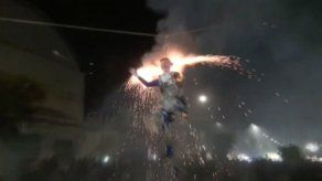 Donald Trump de cartón arde en México en la tradicional Quema de Judas