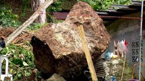 Roca cae sobre dos residencias en El Peñón
