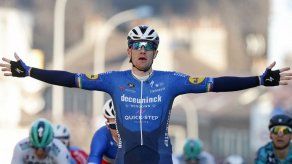 Sam Bennett gana la primera etapa de la París-Niza