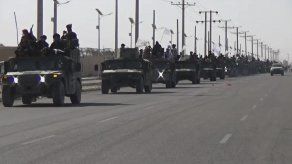Los talibanes celebran con desfile de vehículos militares estadounidenses