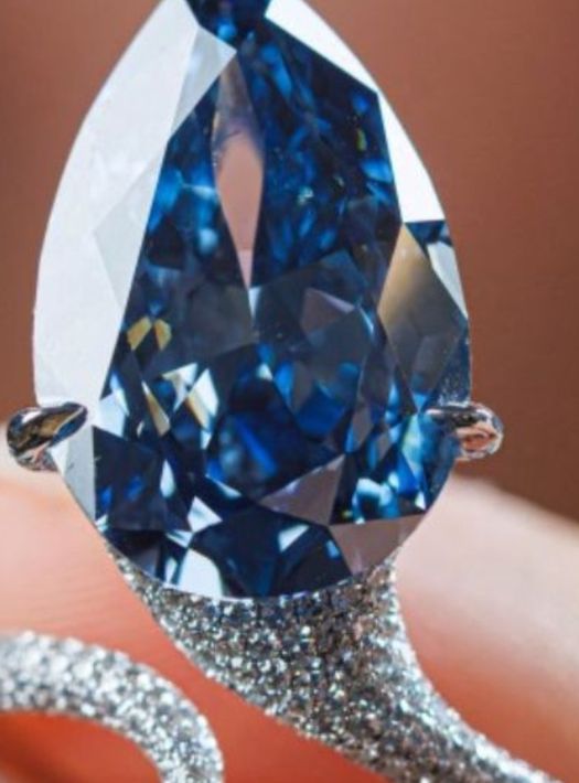 Diamante Mellon blue. Diamante Mellon blue.