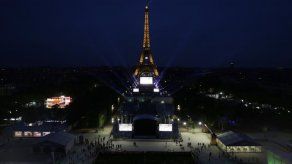 La Torre Eiffel se iluminará el lunes con los colores de la bandera estadounidense