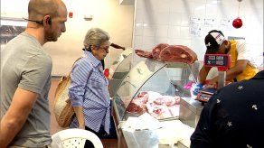 Ciudadanos realizan compras en el Mercado San Felipe Neri en víspera de Navidad