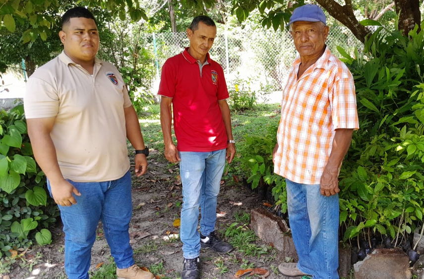 Miambiente de Panamá Oeste hizo la entrega de los plantones al señor Hidalgo Miambiente de Panamá Oeste hizo la entrega de los plantones al señor Hidalgo