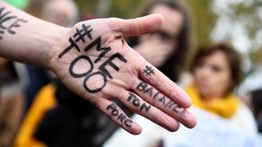 {alttext(A través de #MeToo miles de mujeres alrededor del mundo denunciaron haber sido víctimas de acoso sexual.,Así nació el movimiento #MeToo: un artículo y un tuit)}