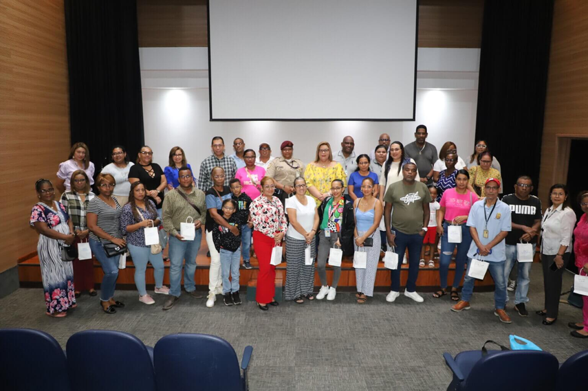 Ceremonia de entrega de lentes a residentes de la Alcaldía Ceremonia de entrega de lentes a residentes de la Alcaldía