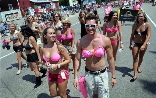 Fracasa intento por imponer marca mundial de desfile en bikini