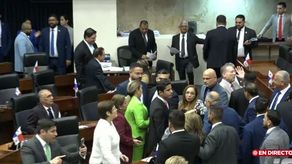 Cierran la sesión en la Asamblea tras enfrentamiento entre los diputados Buchanan y Barboni.