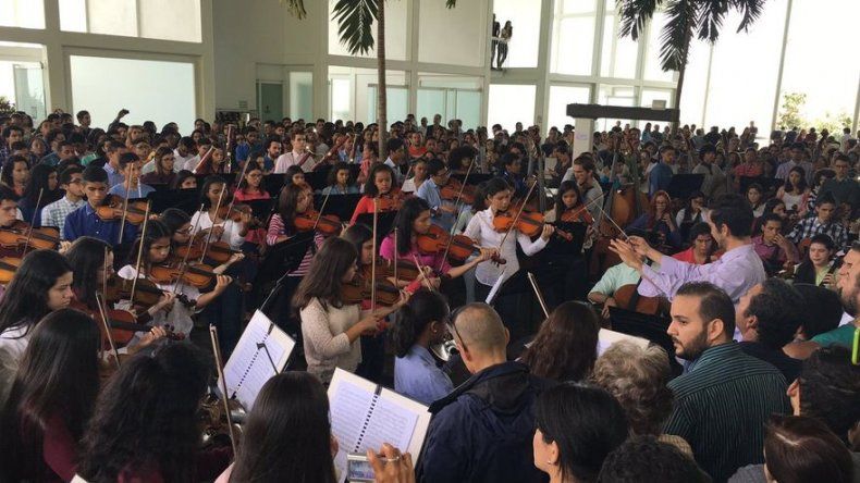Sinfónica juvenil homenajea a miembro muerto en protestas en Venezuela