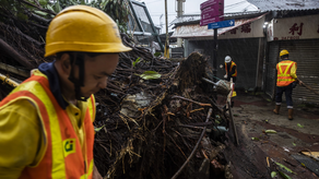 Tifón Saola se debilita a su paso por el sur de China