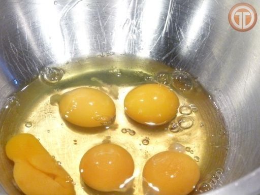 Tortilla española con pimientos y requesón.