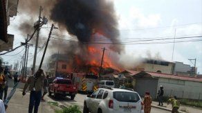 Bomberos controlan incendio en Calle 3 en Colón