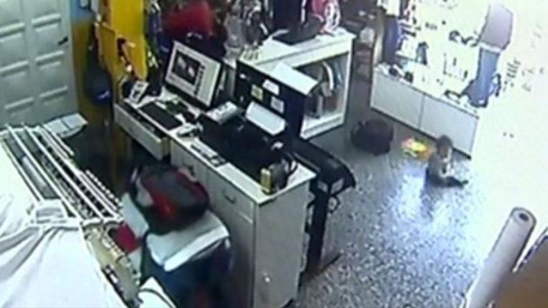 Ladrones armados y con un bebé atracan tienda de ropa en Argentina