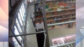 Cámaras captan a una pareja robando paletas, expertos analizan conductas