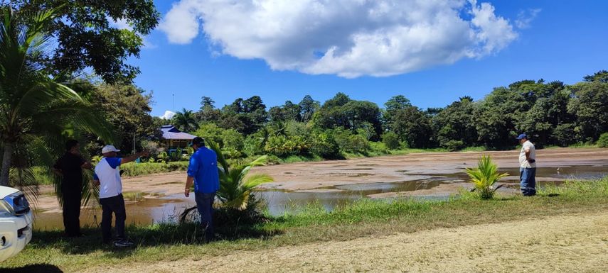 Lago Big Creek afectado por escasa precipitación en Isla Colón.