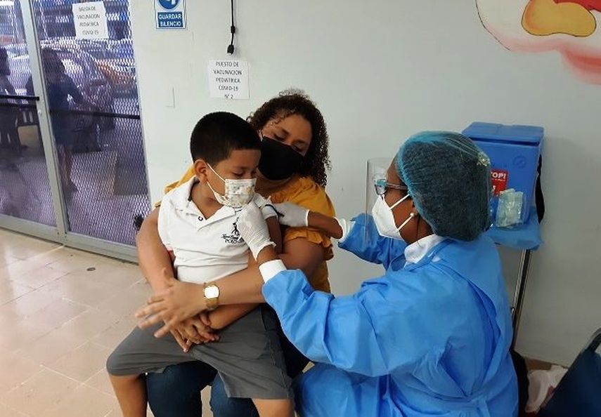 Vacunación pediátrica para el tratamiento de la COVID-19 ser con dosis de Pfizer