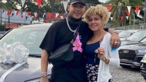 Boza sorprende a su madre con un auto nuevo