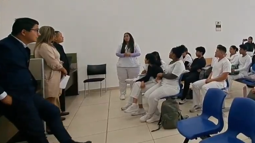 Estudiantes esperan pago de becas Estudiantes esperan pago de becas