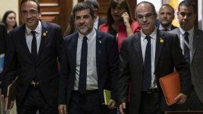 Independentistas presos son trasladados a cárceles en Cataluña