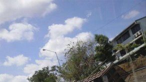 Camión se volcó en la salida del Corredor Norte