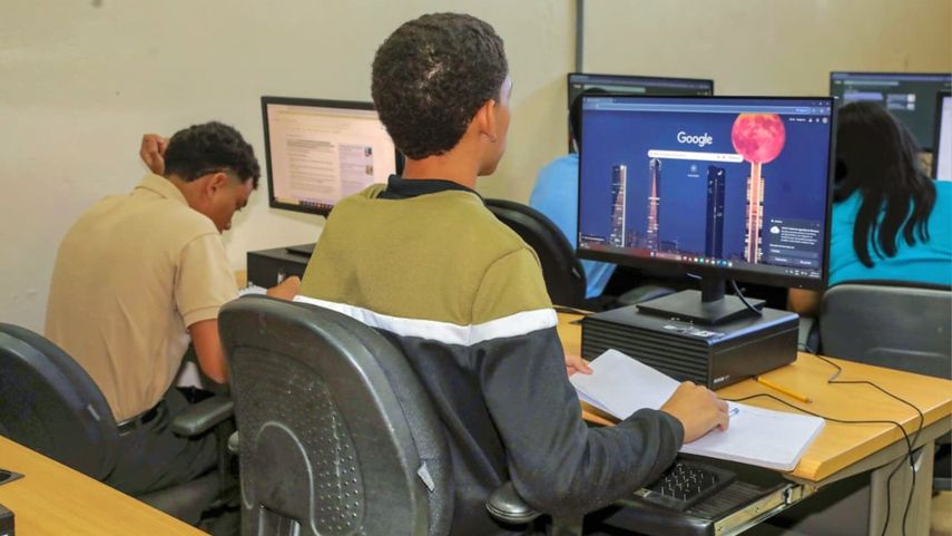 El centro garantiza que los estudiantes culminen su educación premedia. El centro garantiza que los estudiantes culminen su educación premedia.