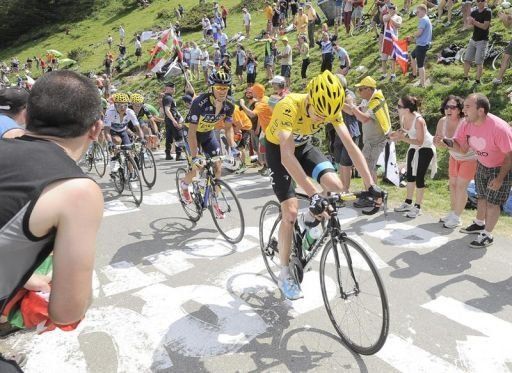 Sancionan a Froome con 20 segundos por avituallamiento irregular
