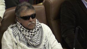 Oficialistas y opositores protestan por llegada de Santrich al Congreso