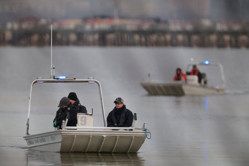 Recuperan parte del fuselaje del avión que chocó con helicóptero militar