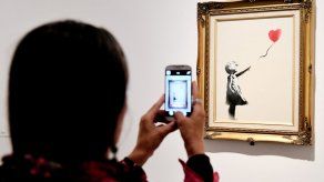 Obra de arte de Banksy se autodestruye tras ser vendida