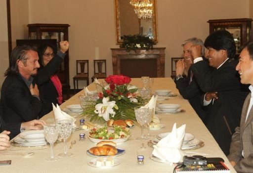 Sean Penn visita a Morales para conversar sobre Haití