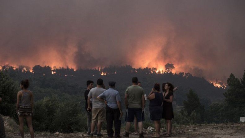 Portugal sigue luchando contra un gran incendio en el sur