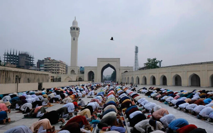 En Bangladés oran para que llueva en plena ola de calor.