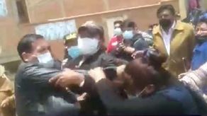 El concejal Daniel Ramos respondió con golpes de puño y patadas a una mujer que se le acercó a increparlo y que antes le había propinado una cachetada.