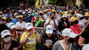 Docentes protestan para exigir al Gobierno un aumento salarial, hoy, frente a la sede del Ministerio de Hacienda en Asunción, Paraguay.