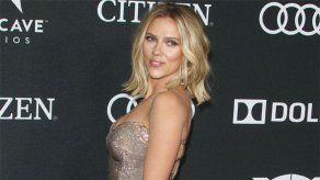 Scarlett Johansson está encantada de compartir el universo Marvel con Salma Hayek y Angelina Jolie