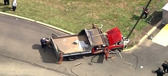 Conductor embiste camión contra reja del FBI en Pittsburgh