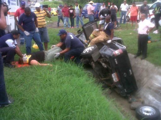 Dos personas heridas tras accidente en salida de autopista