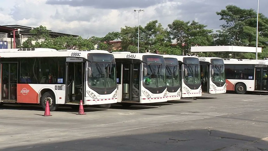 MiBus reanuda servicio provisional de buses medianos en Alcalde Díaz tras incidente.