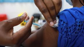 Una persona recibe una dosis de vacuna anticovid.