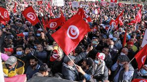Más de 2.000 manifestantes salieron a la calle en la capital de Túnez, para rechazar la medida y expresar sus temores por la independencia del sistema judicial.