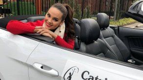 Catriona Gray dice adiós a Miss Universo en desfile navideño de Atlanta