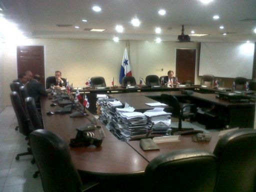 Retrasada inicia reunión entre bancadas por reformas electorales