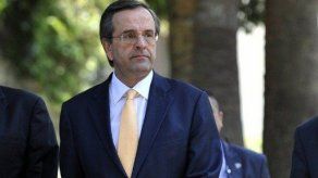 Gobierno griego se reúne de urgencia para cerrar recortes