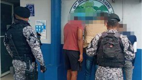 Los sujetos deberán permanecer bajo detención provisional mientras se realiza la investigación.
