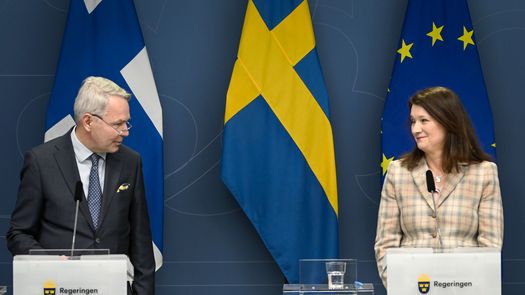 Tras el inicio, en febrero, de la invasión rusa de Ucrania, Finlandia puso fin a décadas de no alineamiento militar al pedir en mayo su ingreso a la Alianza Atlántica, un proceso que comenzó oficialmente el lunes.