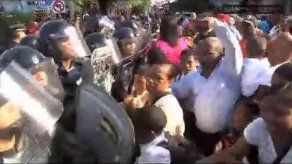 Colón: Enfrentamiento con antimotines por aguas negras en escuela